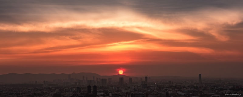 PANORAMA DE UM POR DO SOL AVERMELHADO
