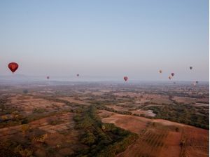 BALLOONS OVER BAGAN