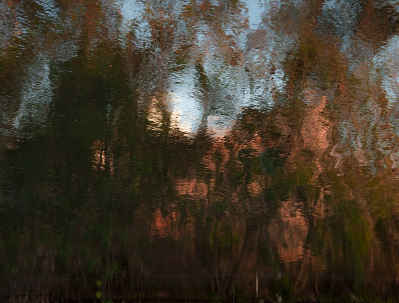 PINTURA ABSTRATA SOBRE ÁGUA