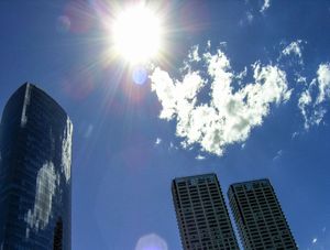 EDIFICIOS, SOL E NUVENS
