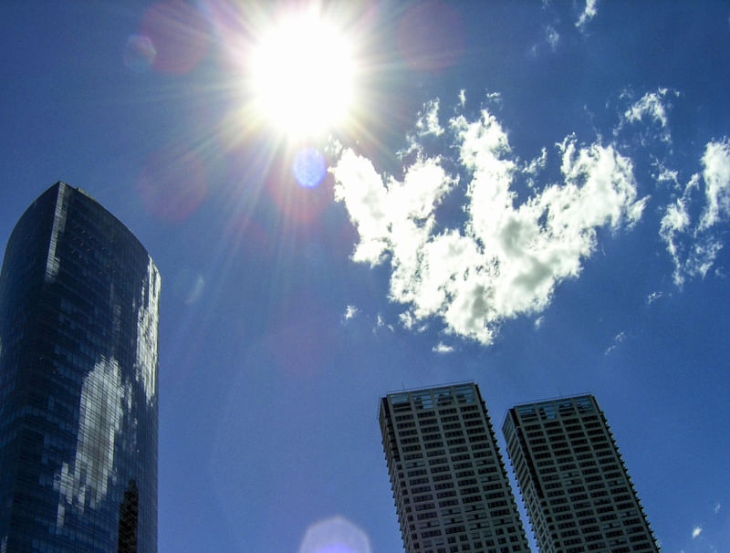 EDIFICIOS, SOL E NUVENS