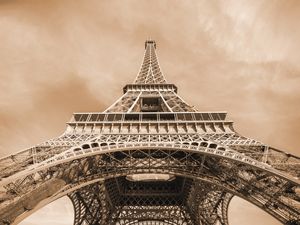 TORRE EIFFEL MAJESTOSA - SÉPIA