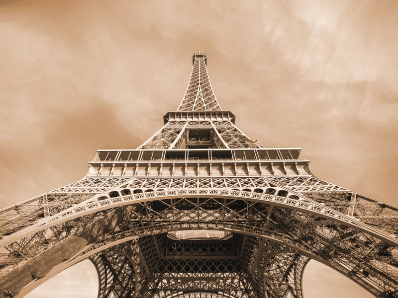 TORRE EIFFEL MAJESTOSA - SÉPIA