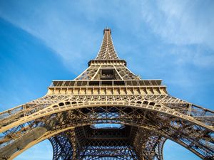 TORRE EIFFEL MAJESTOSA