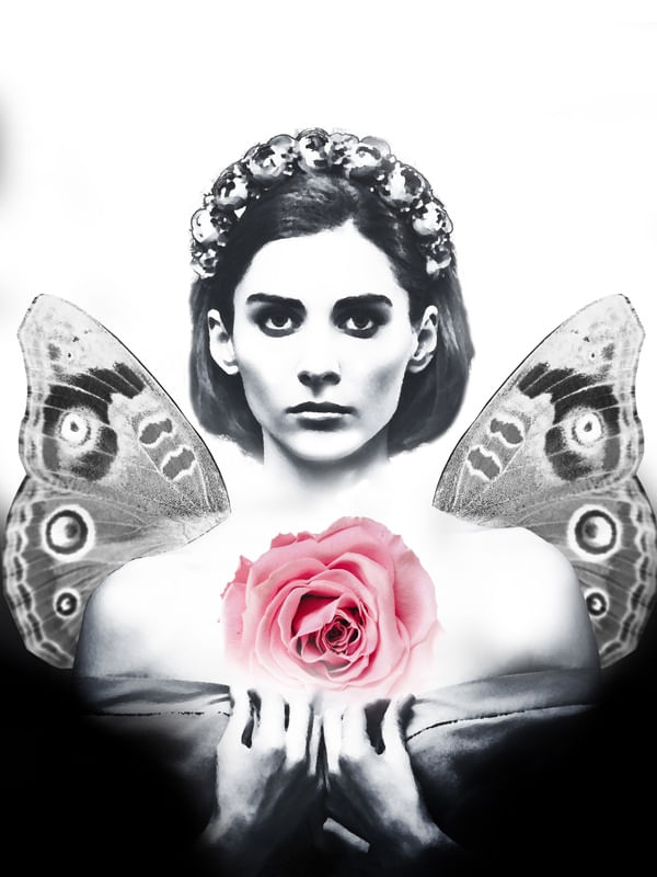 A MULHER E O CORAÇÃO DE ROSA