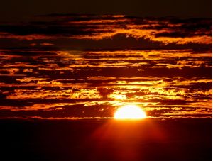 POR DO SOL ENTRE NUVENS