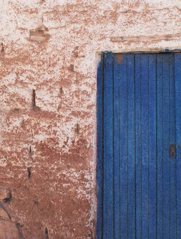 CASA COM PORTA AZUL