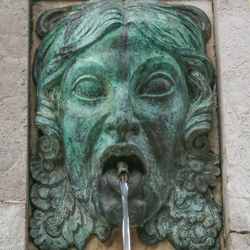 FONTE DE ÁGUA FIGURATIVA
