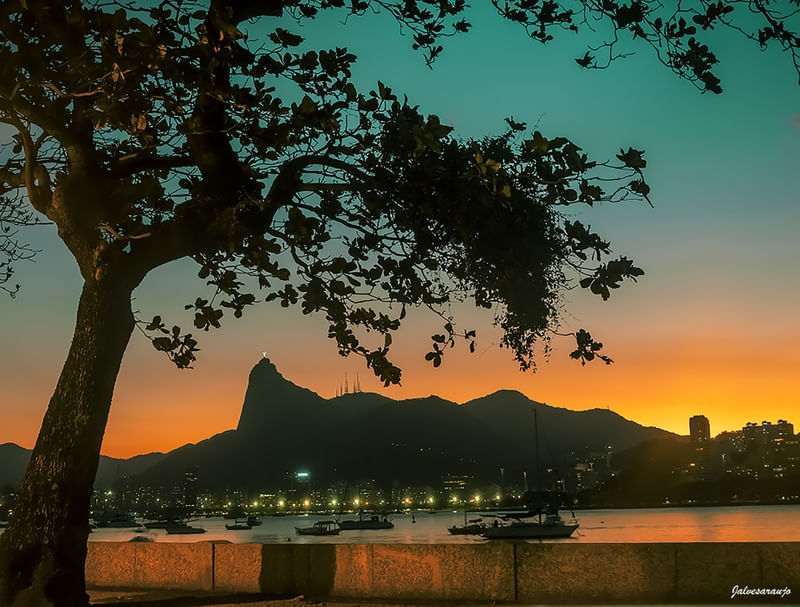 POR DO SOL NA MURETA DA URCA