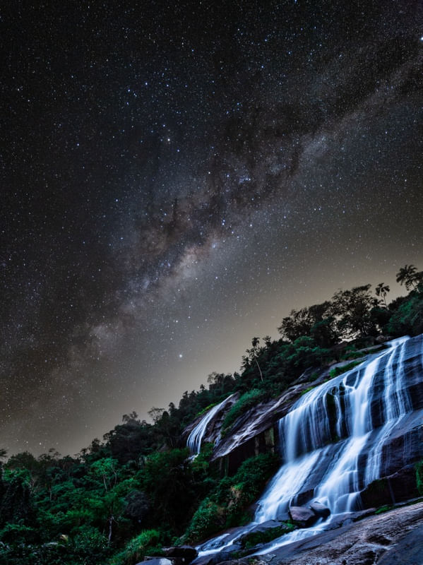CACHOEIRA E AS ESTRELAS NA NATUREZA