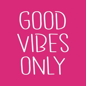 GOOD VIBES ONLY COM FUNDO ROSA - VERSÃO COLOR