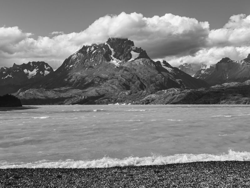 LINDO LAGO E MONTANHA