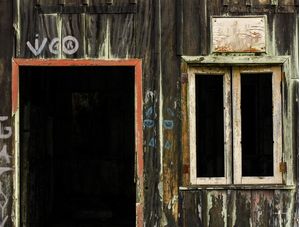 PORTA E JANELA DE CASA ABANDONADA