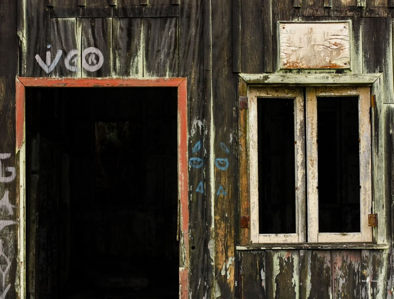 PORTA E JANELA DE CASA ABANDONADA