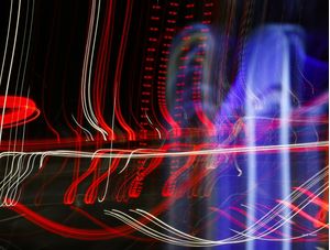 LUZES ABSTRATAS EM UM TRAJETO NOTURNO
