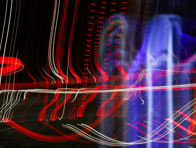 LUZES ABSTRATAS EM UM TRAJETO NOTURNO