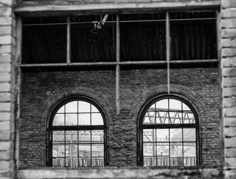 CONSTRUÇÃO ANTIGA COM JANELAS EM ARCO
