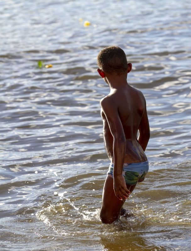 MENINO AO MAR