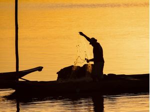 O PESCADOR E O RIO