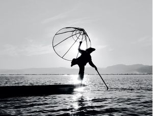 O BALÉ DO PESCADOR. INLE LAKE - MYANMAR, 2014.