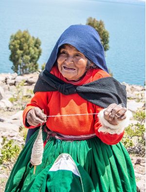 PERUANA NATIVA DO LAGO TITICACA, PERÚ