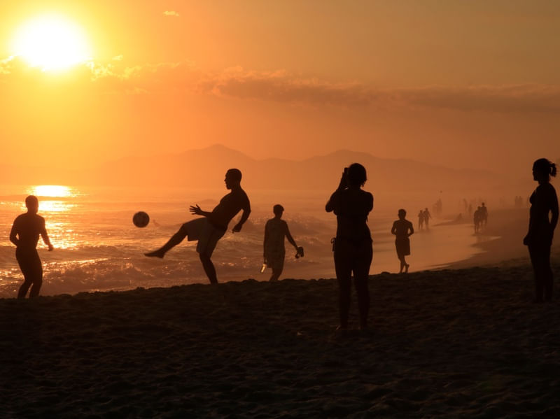 PRAIA... SOL... BOLA...