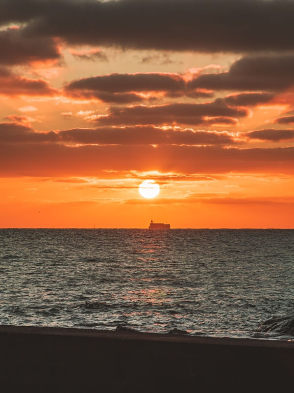 NAVIO E POR DO SOL