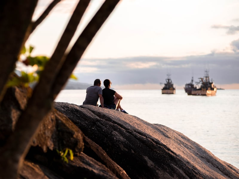 CASAL ROMÂNTICO AO FIM DE TARDE