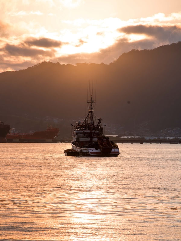 BARCO DE PESCA AO POR DO SOL EM ILHABELA