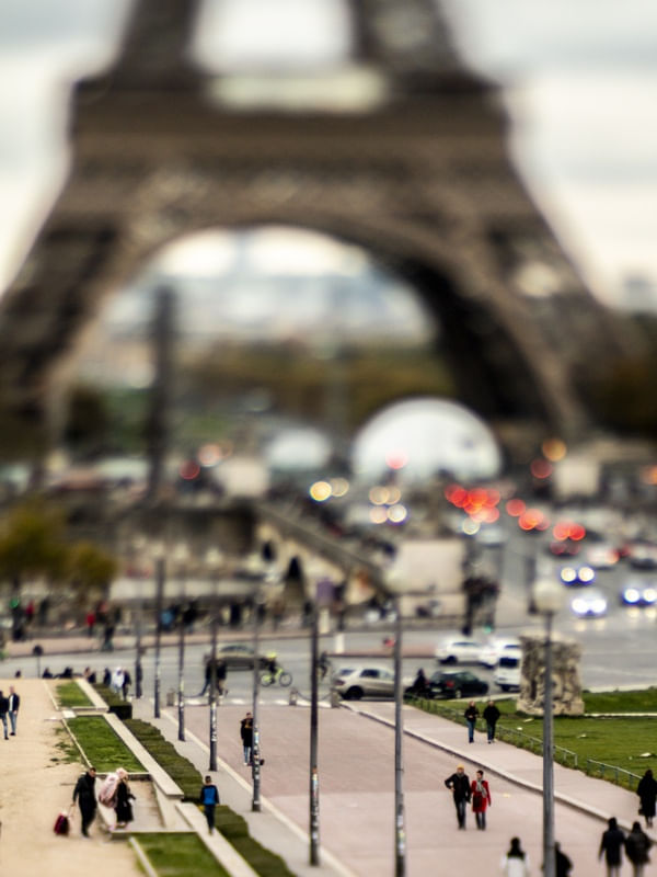 SOB A TORRE EIFFEL