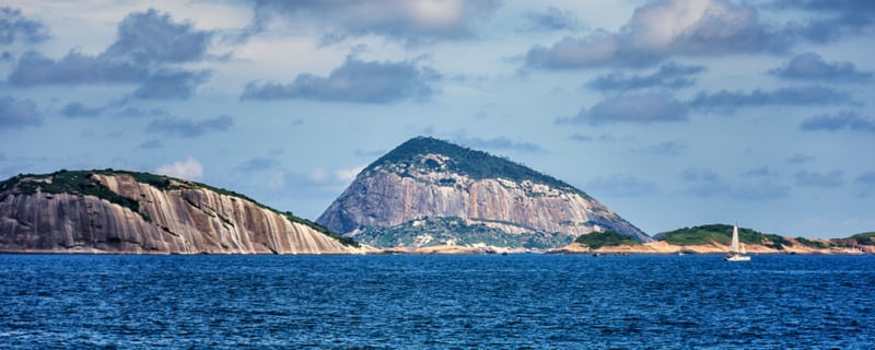 BARCO NO MAR DE IPANEMA E ILHAS CAGARRAS