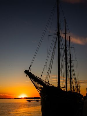 NAVIO AO POR DO SOL