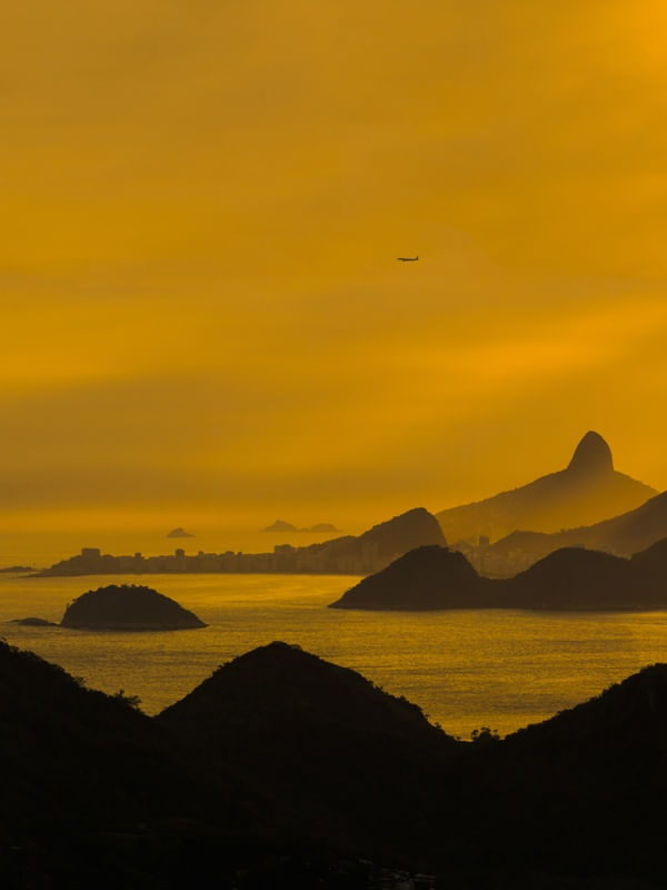 O POENTE NA ESPINHA DE SUAS MONTANHAS - TRÍPTICO 01