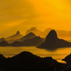 O POENTE NA ESPINHA DE SUAS MONTANHAS - TRÍPTICO QUADRADO 02