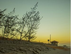 PRAIA ISOLADA NO POR DO SOL
