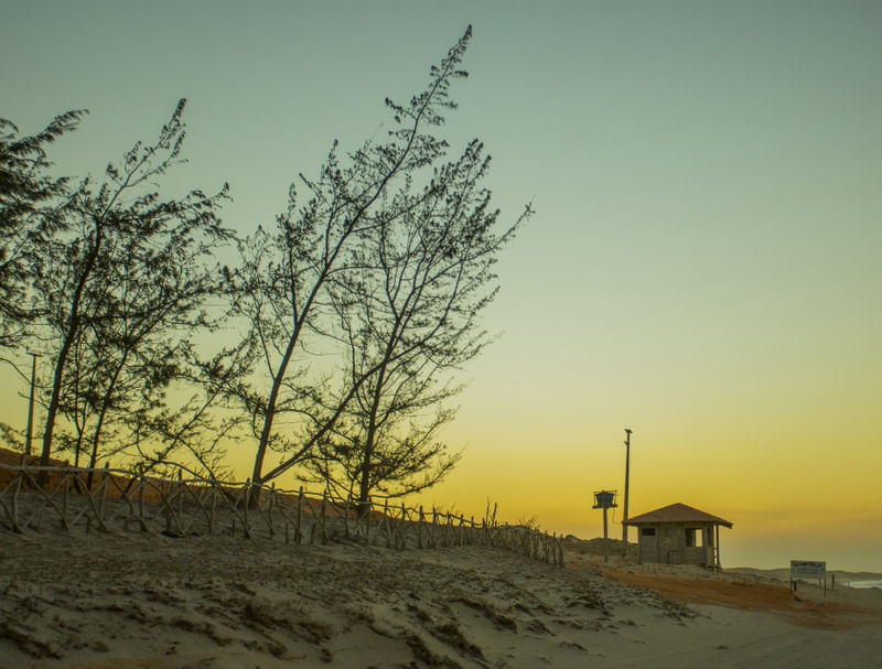 PRAIA ISOLADA NO POR DO SOL