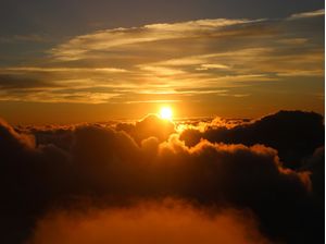 NASCER DO SOL NO PICO DA BANDEIRA, SOL SOB AS NUVENS
