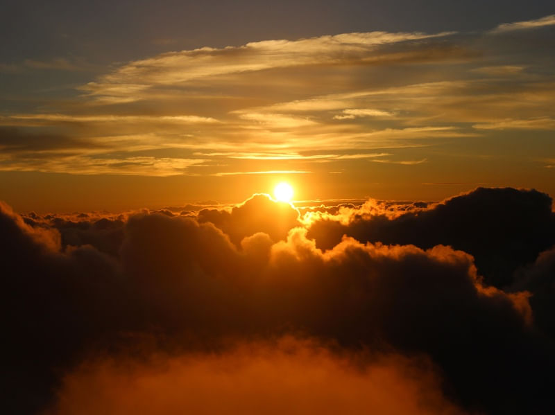NASCER DO SOL NO PICO DA BANDEIRA, SOL SOB AS NUVENS
