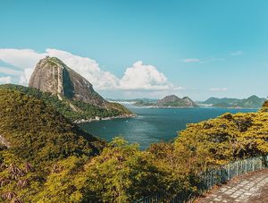 O PÃO NA ENTRADA DA BAÍA