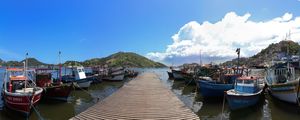 PÍER DA ENSEADA DO SUÁ COM BARCOS PESQUEIROS