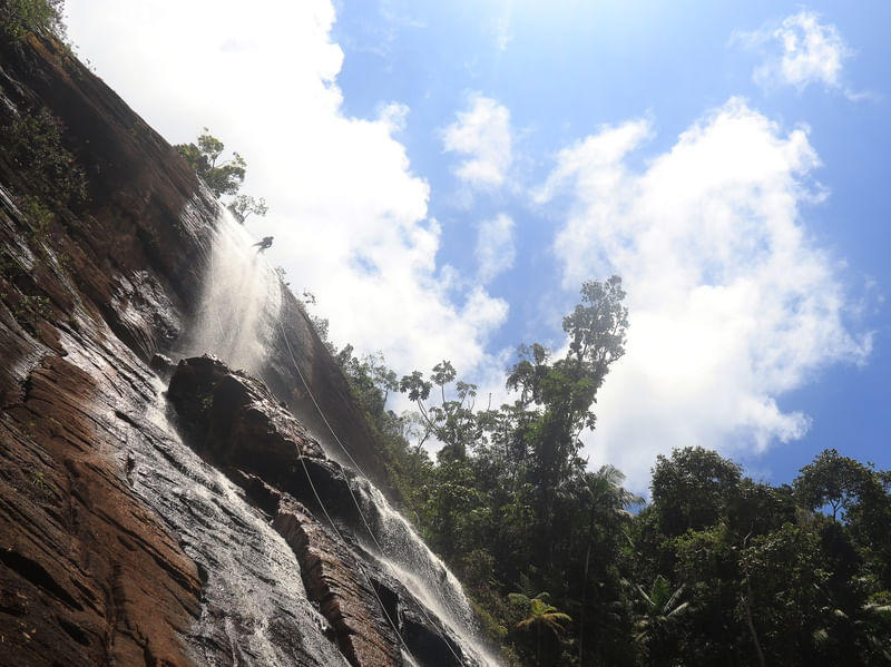 NAS NUVENS COM RAPEL NA CACHOEIRA