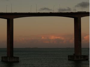 MOLDURA DA PONTE EM PÔR DO SOL COM MAR