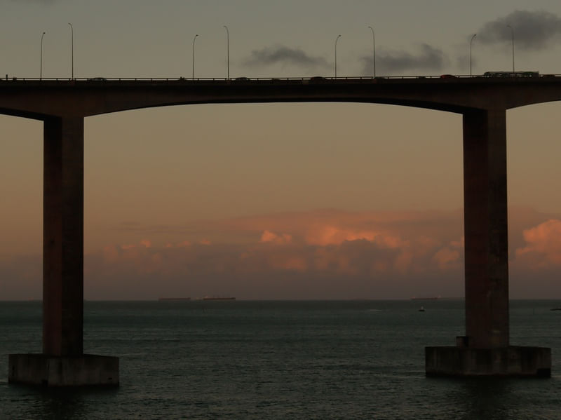 MOLDURA DA PONTE EM PÔR DO SOL COM MAR