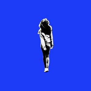 GAROTA ANDANDO (WALKING GIRL) - AZUL - QUADRADO