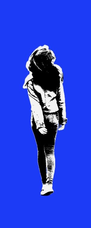 GAROTA ANDANDO (WALKING GIRL) - AZUL - PAN. VERTICAL