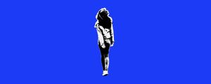 GAROTA ANDANDO (WALKING GIRL) - AZUL - PAN. HORIZONTAL