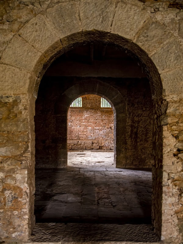 PORTA DE PASSAGEM EM CASA ANTIGA DE TIJOLOS
