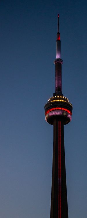 CN TOWER ILUMINADA