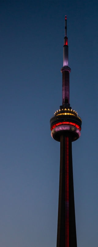 CN TOWER ILUMINADA