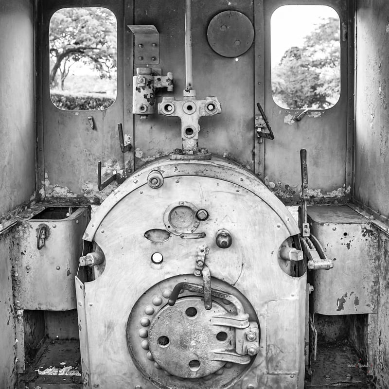 DENTRO DE UMA LOCOMOTIVA ABANDONADA